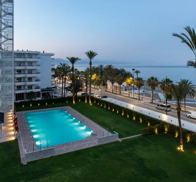 Avondfoto van Appartementen Bajondillo met zwembad, boulevard en zee
